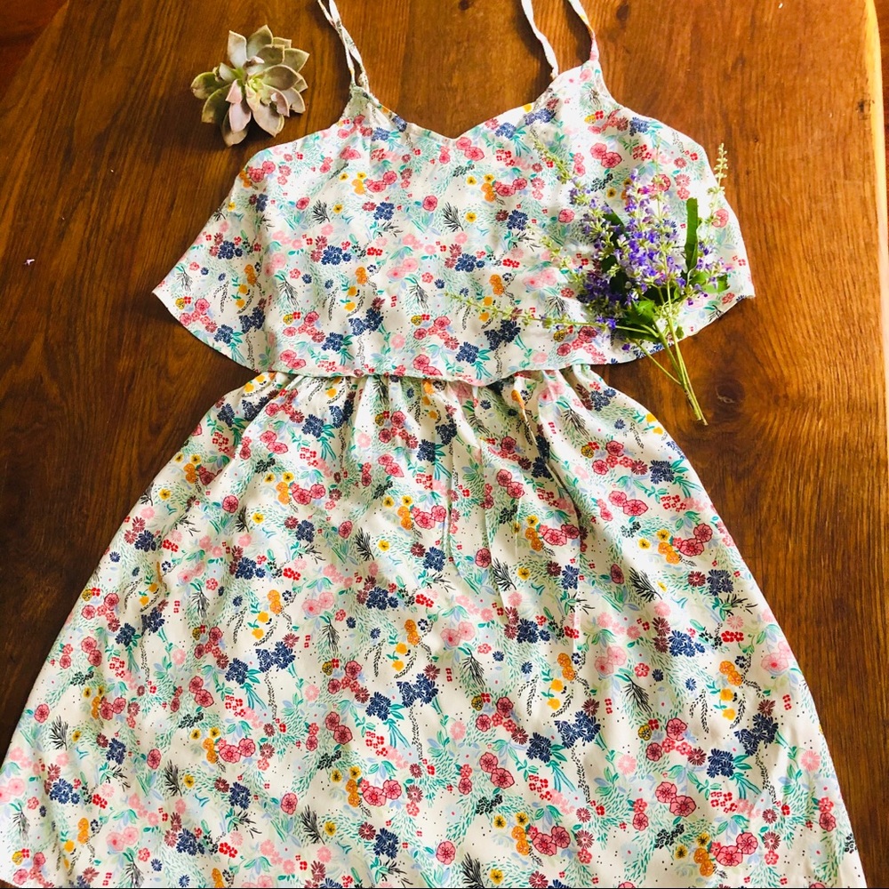 FLOWY FLORAL SUMMER DRESS